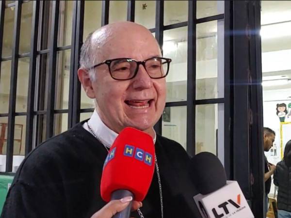 El monseñor José Vicente Nácher fue el primero en llegar hasta el centro de votación ubicado en la Nashville School.