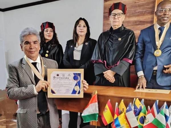 Sus programas de asistencia a la comunidad migrante, consolidándolo como un referente en defensa de los derechos humanos, lo postularon al premio.