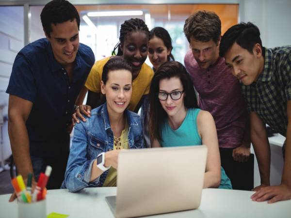 El 36% de los jóvenes encuestados proyecta permanecer más de dos años en su empleo actual, reflejando una disposición hacia la estabilidad y compromiso.