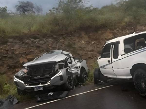 Completamente destrozados quedaron los dos vehículos doble cabina que impactaron de frente en el Canal Seco la tarde del domingo, dejando dos víctimas mortales, entre ellos un piloto aviador, y varios heridos. Aquí las imágenes del fuerte impacto.