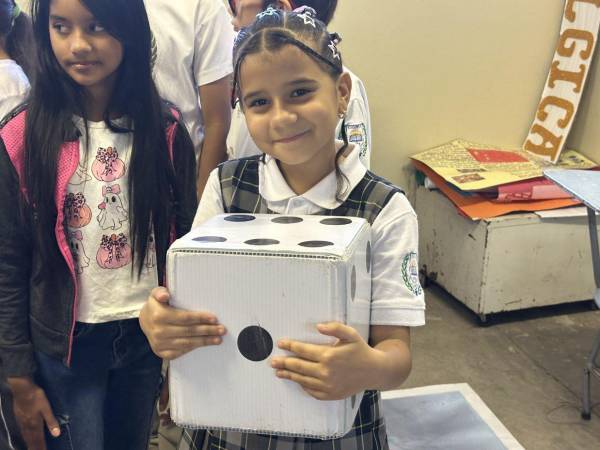 Dentro de la aula se vivió un ambiente enérgico de competencia infantil.