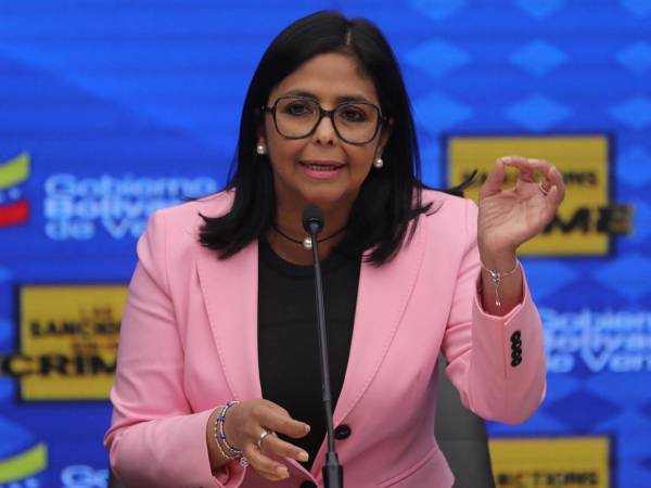 La vicepresidenta ejecutiva de Venezuela, Delcy Rodríguez, durante una rueda de prensa, en Caracas confirmó que la carta fue enviada por Nicolás Maduro al presidente estadounidense.