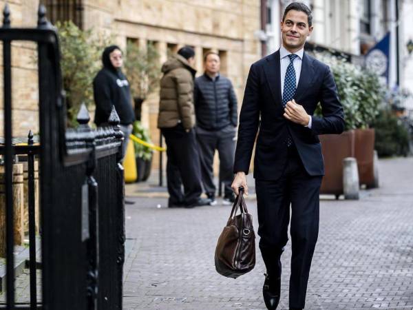 Rob Jetten, liberal progresista de 38 años, se convirtió en el primer ministro más joven de Países Bajos: un político apodado “Robot Jetten” por su estilo rígido en los debates, que calificó a Donald Trump de “criminal condenado” y “misógino”, y que, abiertamente homosexual, llega al poder como símbolo de una Europa liberal e inclusiva.