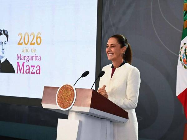 Fotografía cedida por la Presidencia de México de su mandataria, Claudia Sheinbaum, hablando en una rueda de prensa este jueves.