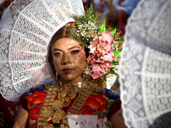 Los Muxes, conocidos también como el tercer género en México, son parte de una sociedad indígena de Juchitán, en la región del istmo de Tehuantepec, en Oaxaca. Pertenecen a la cultura zapoteca. Aquí te contamos más sobre ellos.