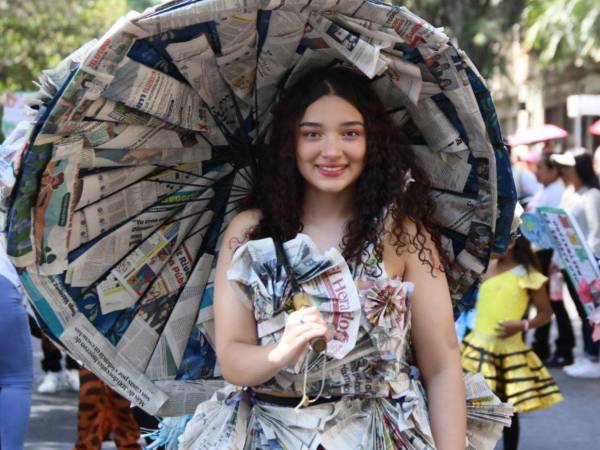 EL HERALDO formó parte del traje de esta joven estudiante, quien con periódicos reciclados creó una obra de arte. Su atuendo incluía una sombrilla y un delicado volado en el pecho, acompañado de su radiante sonrisa en este 204 aniversario de independencia patria. Aquí algunos de los mejores trajes captados: