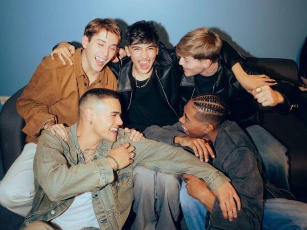 Santos Bravos es la primera 'boy band' latina de HYBE, la productora surcoreana detrás de grupos como BTS, TXT y Seventeen, por lo que sus cinco integrantes de México, Perú, Puerto Rico, Brasil y Estados Unidos confían en que la metodología del K-pop los impulse al éxito, según cuentan a EFE