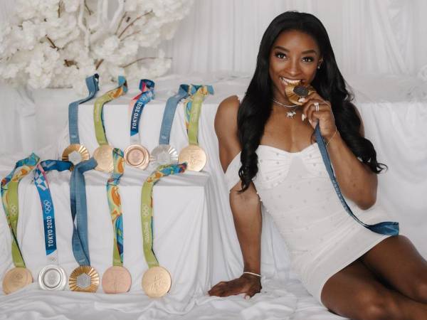 Simone Biles reapareció públicamente desde un hospital, donde se realizó un procedimiento médico acompañada por su pareja, Jonathan Owens.