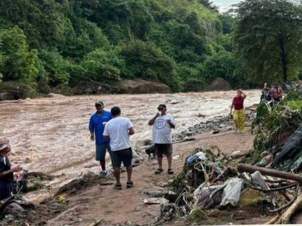 El niño jugaba en el patio de la casa de su abuelo cuando desapareció, la familia piensa que lo arrastró el río que está cercano.
