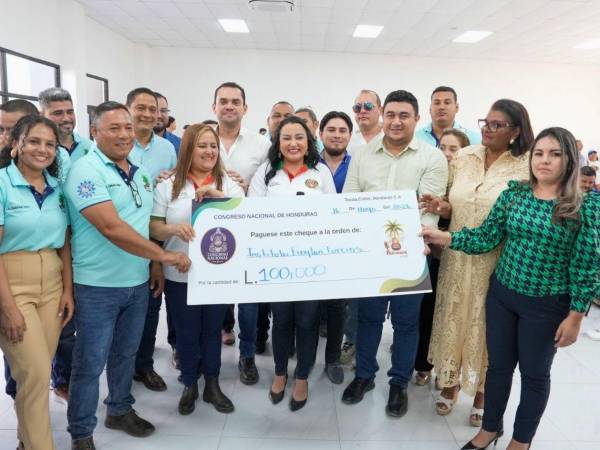 El Congreso Nacional entregó 100,000 lempiras al Instituto Froylán Turcios para el Festinapa y 150,000 lempiras al Instituto Ramón Rosa para el Tocoagol.