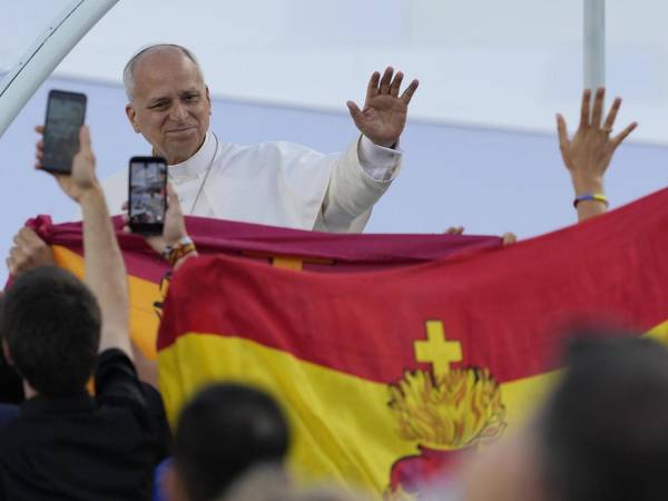 El papa León XVI denunció este martes un clima envenenado en las relaciones familiares y en particular de violencia contra las mujeres, que a menudo desembocan lamentablemente también en feminicidios y llamó a la sociedad a abordar esta realidad dramática, durante la vigilia celebrada en el Estadio Olímpico de Barcelona.