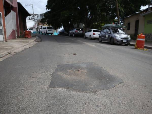 Fugas de agua y hudimientos complican las obras de restauración vial en el Distrito Central. Los vecinos culpan a la Alcaldía Municipal de ejecutar reparaciones cosméticas a las calles.