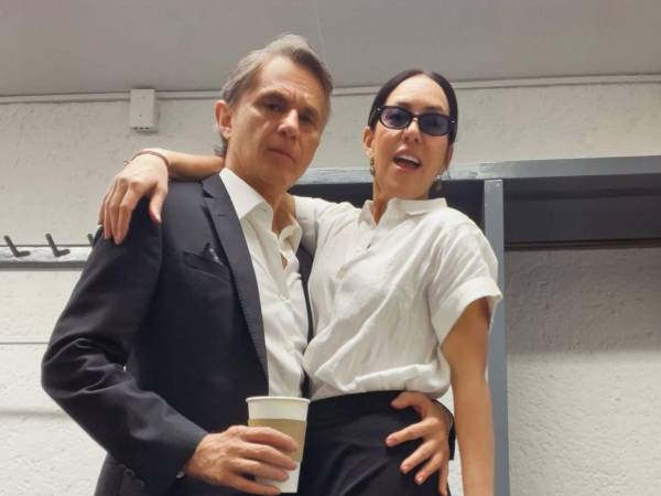 Humberto Zurita y Stephanie Salas mantienen una relación sentimental desde 2022 que les ha llevado a compartir no solo su vida personal, sino también diversos proyectos profesionales sobre las tablas. Sin embargo, el actor de 71 años ha dejado claro que no contempla el matrimonio en esta etapa de su vida.