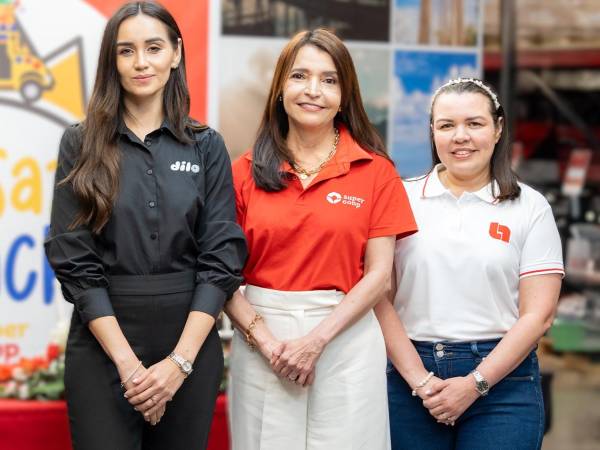 Jennifer Ruiz - Gerente General, Dilo Honduras; Ada Espinal - Gerente de Mercadeo, Supercoop y La Cope; y Diana Ramos - Vicepresidente de Mercadeo, Banco Atlántida, durante la celebración del segundo aniversario de Supercoop y La Cope.
