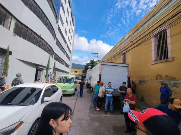 Un grupo de transportista instaló sus unidades frente a las instalaciones del Consejo Nacional Electoral (CNE) desde la mañana del jueves -9 de octubre- exigiendo el pago de 67 millones de lempiras por concepto del servicio prestado en las Elecciones Primarias 2025.