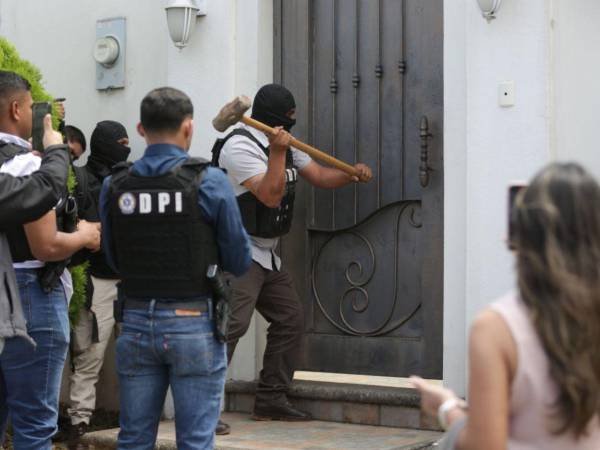 Seis golpes de martillo bastaron para que el portón de la residencia de López cediera.