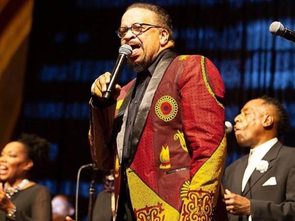 El ícono del gospel Richard Smallwood, ocho veces nominado al Grammy y autor de “Total Praise”, murió a los 77 años tras años de problemas de salud, informó su representante.