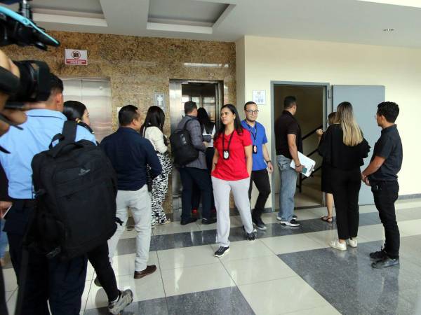 Un equipo de investigación, compuesto por la Dirección Policial de Investigaciones (DPI), Medicina Forense y el Ministerio Público (MP), realizaron indagaciones en la clínica dónde fue atendida.