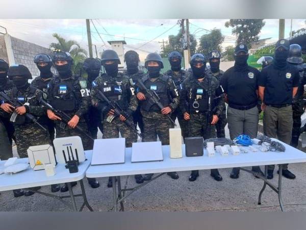 Las autoridades del Instituto Nacional Penitenciario (INP) iniciaron operativos en los 21 presidios del país este martes 24 de marzo. En el Centro Penitenciario Nacional de Támara encontraron equipo de señal satelital de última generación. A continuación las imágenes y los detalles.