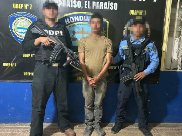 Jecseri Johan Villalta Salgado, al ser detenido por agentes policiales en El Higuito, Teupasenti.
