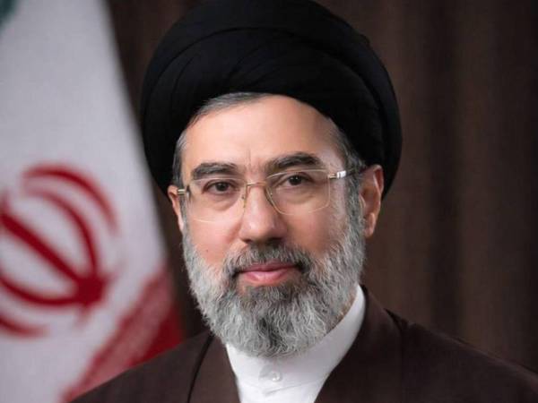 El clérigo de 56 años, que durante años mantuvo un perfil público bajo y operó desde la oficina de su padre en Teherán, es considerado cercano a la Guardia Revolucionaria de Irán.