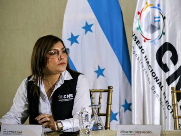 La consejera presidenta Ana Paola Hall explicó el proceso de transmisión de actas tras el escrutinio presidencial.