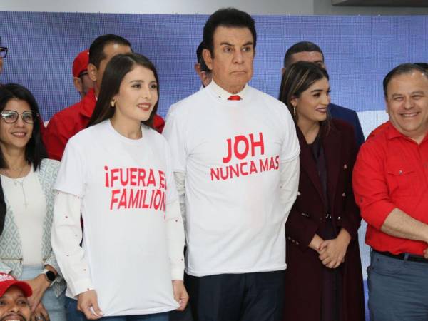 Salvador Nasralla junto a la dirigencia liberal en la conferencia de prensa.