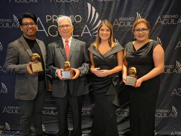De izquierda a derecha Luis García, Venancio Mejía, Fayra Castro y Ana Belinda Colindres, con los galardones obtenidos en Premio Águila 2026.