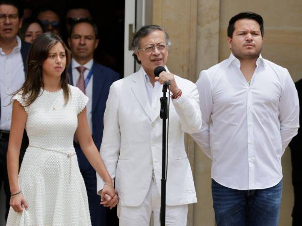 ¡Viva Colombia libre!, dijo Gustavo Petro, vestido de blanco y tomado de la mano de su hija menor, Antonella.