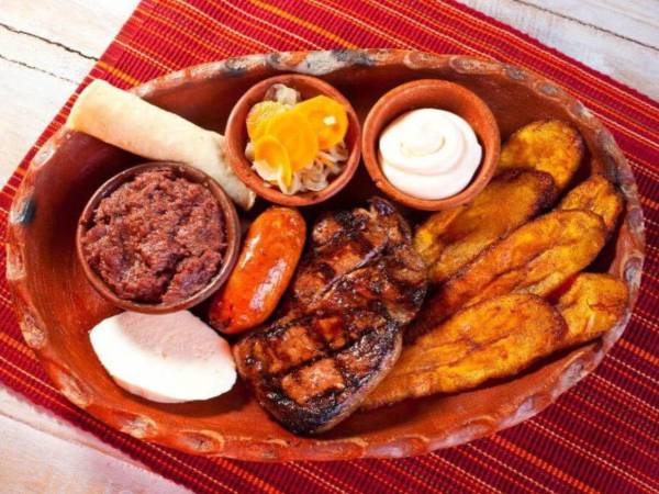La parrillada puede acompañarse con tajadas de plátano frito, arroz blanco, frijoles fritos, aguacate, cuajada, queso, mantequilla y tortillas de maíz.