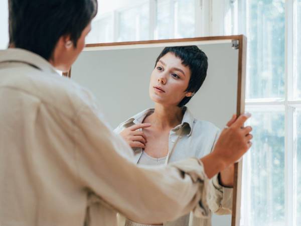 Aceptar el cuerpo después del cáncer es, en muchos casos, un proceso de duelo. Las mujeres atraviesan etapas de negación, enojo, tristeza y, finalmente, aceptación.