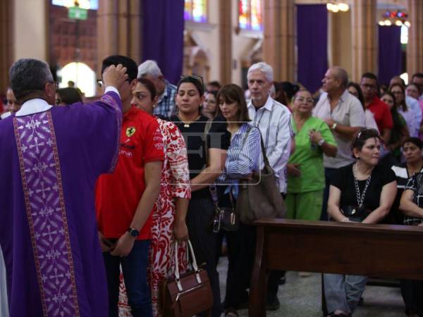 Desde tempranas horas de este miércoles 18 de febrero, la Basílica de Suyapa y otros templos de la capital, abrieron sus puertas a todos los fieles que deseaban recibir la imposición de ceniza en la frente, un rito que marca el inicio oficial de la Cuaresma en Honduras.