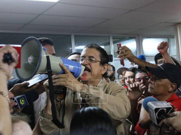 Imagen de archivo tomada a Manuel Zelaya en 2024, durante una reunión en la sede del Partido Libertad y Refundación.