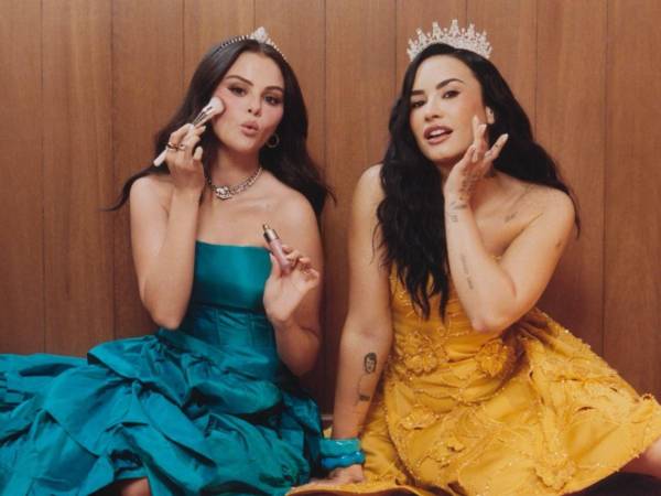 Selena Gómez y Demi Lovato han protagonizado una campaña conjunta para Rare Beauty, la marca de cosmética de la cantante, en la que reproducen el cartel de Princess Protection Program, la película de Disney que ambas estrenaron en 2009.