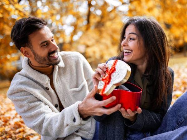 El Día del Amor y la Amistad se está terminando y el regalo perfecto sigue pendiente. Miles de personas enfrentan esta situación cada 14 de febrero, pero la buena noticia es que existen opciones tan efectivas como accesibles para resolver el apuro sin sacrificar la calidad del gesto. La clave está en apostar por lo experiencial, lo comestible o lo creativo antes que por el objeto tradicional. A continuación algunas opciones que lo sacarán del apuro.