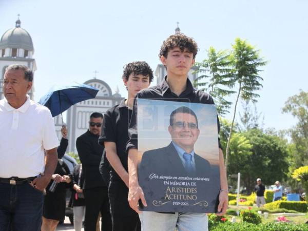 Las notas de un mariachi rompen el silencio mientras las lágrimas comienzan a recorrer los rostros de familiares, amigos y colegas. Entre abrazos interminables y miradas cargadas de tristeza, este sábado 4 de julio el periodismo hondureño acompaña el último adiós de Arístides Aceituno Calderón, uno de sus referentes más queridos.