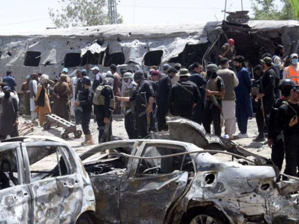 Al menos 29 personas murieron y otras 102 resultaron heridas este domingo tras un ataque con explosivos contra un tren de cercanías en Quetta, en el oeste de Pakistán, que se dirigía a una zona residencial militar, informaron fuentes policiales.