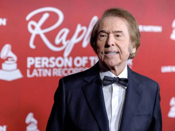 Celebridades de diversas generaciones, incluyendo a Aitana, David Bisbal, Rozalén y Pablo López, se unieron para homenajear los más de 60 años de trayectoria del divo de la balada romántica.