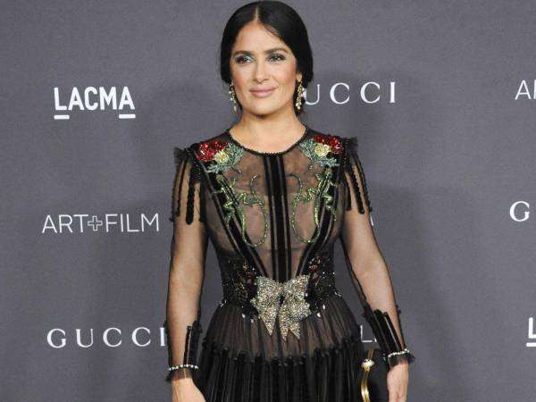 Salma Hayek nació en Coatzacoalcos (Veracruz, México). Hija de Sami Hayek, empresario de ascendencia libanesa, y de Diana Jiménez, cantante de ópera mexicana, creció en un entorno familiar donde convivían el rigor empresarial y la sensibilidad artística. Una dualidad, entre lo pragmático y lo creativo que ha sido una constante en su vida.