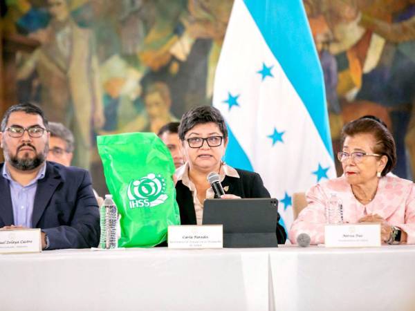 La ministra Carla Paredes ofreció una conferencia de prensa en Casa Presidencial, acompañada por la viceministra Nerza Paz, los interventores del IHSS y los directores de los principales centros asistenciales.