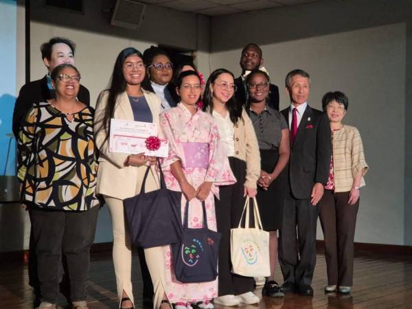 En la fotografía aparecen todos los participantes junto a Yutaka Matsubara, Embajador de Japón en Trinidad y Tobago.