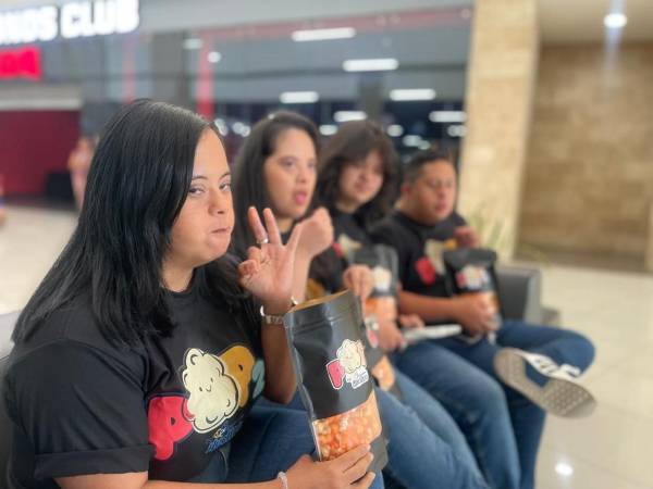 Jóvenes participan en la elaboración de las palomitas gourmet Pop 21, un emprendimiento que promueve la inclusión laboral y demuestra sus capacidades en procesos productivos.