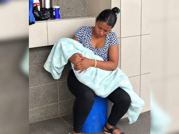 Una cobijita cubría el cuerpo de Yamileth Gutiérrez, de apenas cuatro años, mientras su madre la sostenía en brazos.