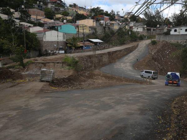 La comuna avanzó con los procesos de asfaltado mientras avanza la construcción de una nueva caja puente en la Reynel Fúnez.