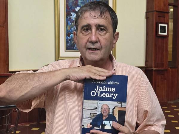 El escritor español Alejandro Fernández presenta <i>A corazón abierto</i>, una obra que recoge la vida y legado del misionero jesuita Jaime O'Leary, recordado en El Progreso por su compromiso con la educación, la vivienda social y el desarrollo de las comunidades más vulnerables.