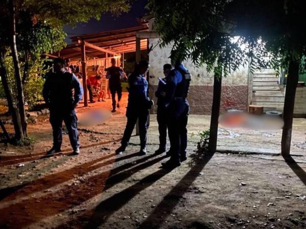 Dos de los cuerpos quedaron en el corredor de la casa en la colonia Murilo Soto de Olanchito.