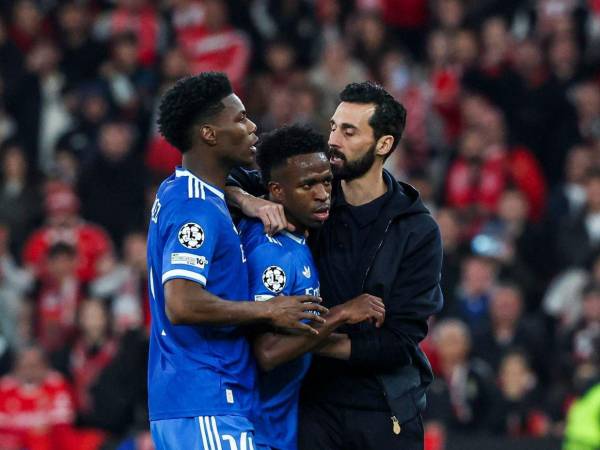 Arbeloa controlando a Vinicius tras el incidente en Lisboa.