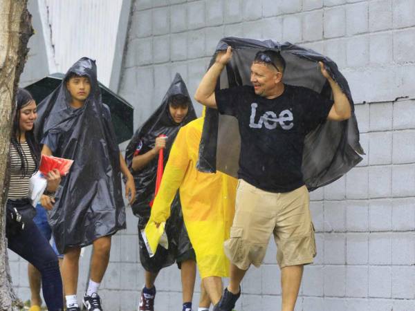Una repentina lluvia cayó sobre la ciudad de San Pedro Sula este sábado 8 de febrero, haciendo más inolvidable la experiencia para miles de fanáticos que llegaron para ver a su ídolo, Leo Messi, jugar contra el Olimpia.