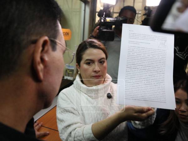 Cossette López, consejera del Consejo Nacional Electoral, en el momento en que presentaba el recurso de amparo tras sentirse agraviada por la revelación de audios que ella considera falsos.