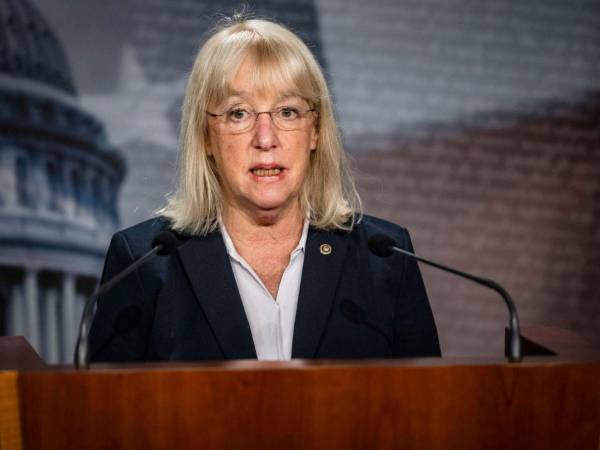 Bomberos intentan contener el incendio de Bear Gulch, donde dos de sus compañeros fueron arrestados por autoridades migratorias en Washington.